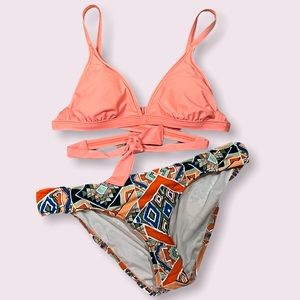 Coral Tribal Print Bikini by Gianni Bini, Size Large👙